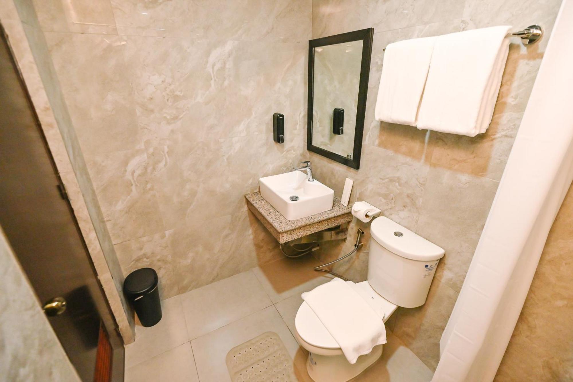 Monaco Hotel Taytay  ภายนอก รูปภาพ